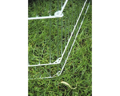 Nahaufnahme eines Metallzauns auf Gras