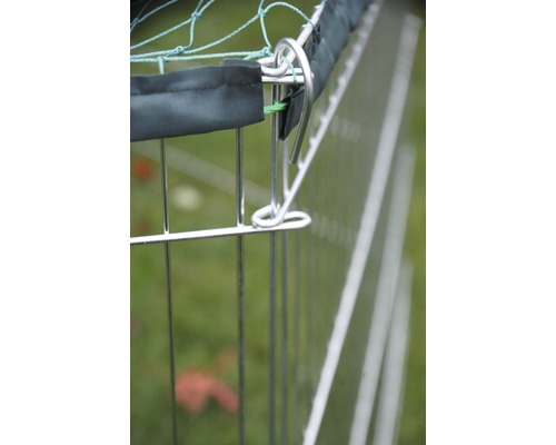 Detailansicht eines Metallzauns mit Netzabdeckung und Befestigungsklammern.