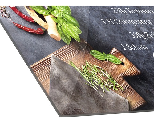 Dekorplatte mit Kräutern, Gewürzen und Rezeptangaben