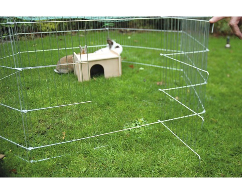 Kleintiergehege auf Rasen mit Kaninchen und Holzhäuschen