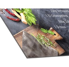 Dekorplatte mit Kräutern, Gewürzen und Rezeptangaben