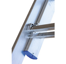 Detailansicht einer Aluminiumleiter mit blauen Fußkappen
