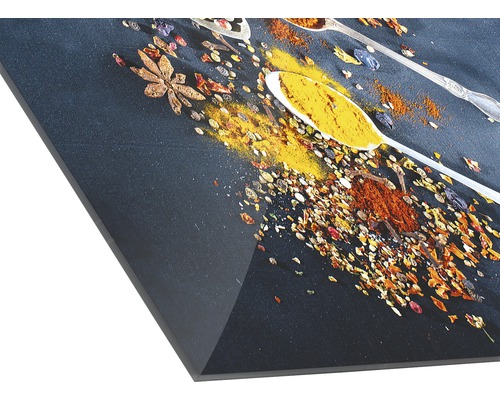 Dekorplatte mit Gewürzen und Löffeln