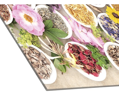 Dekoratives Wandbild mit Kräutern und Blüten in Schalen