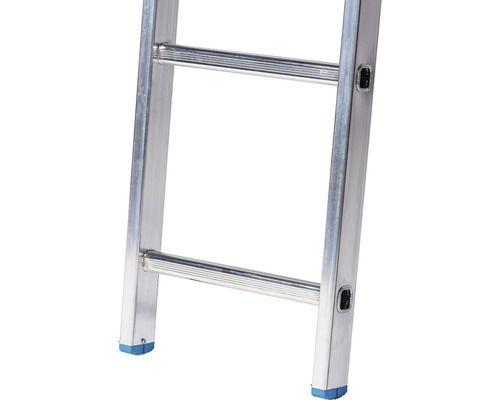 Detailansicht einer Aluminiumleiter mit Sprossen und Fußkappen