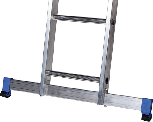 Detailansicht einer Aluminiumleiter mit rutschfesten Füßen für sicheren Stand