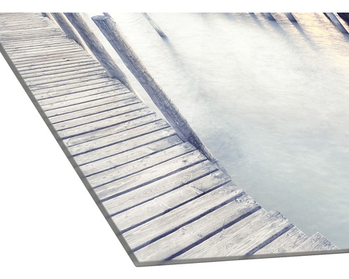 Nahaufnahme eines Holzstegs, der ins Wasser führt, als Wandschmuck