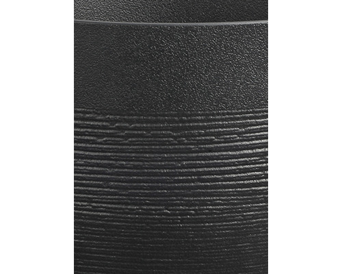 Nahaufnahme eines Pflanzgefäßes mit horizontaler Rillenstruktur