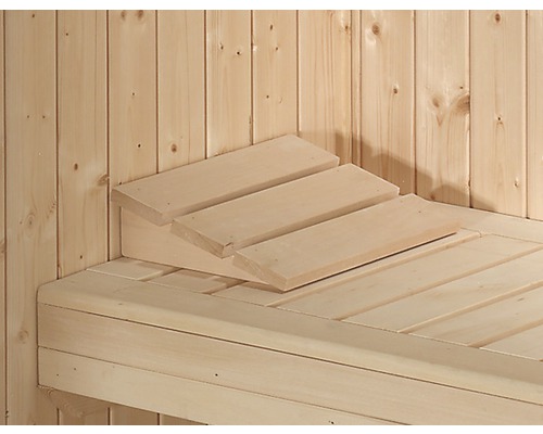 Innenansicht einer Sauna mit Holzverkleidung und hölzernen Sitzstufen.