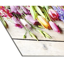 Blumen auf Holzuntergrund