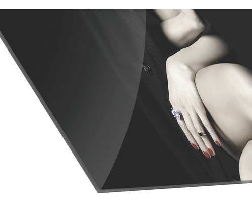 Schwarz-Weiß-Fotografie mit einer Frau mit Ringen
