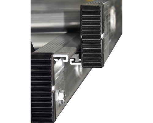 Detailaufnahme einer Aluminiumleiter mit schwarzem Fuß