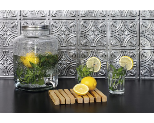 Wasserspender mit Zitronen und Minze, zwei Gläser mit Zitronenscheiben und eine Holzunterlage