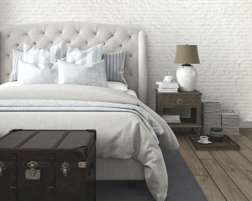 Schlafzimmer mit Bett, Nachttisch und dekorativer Truhe