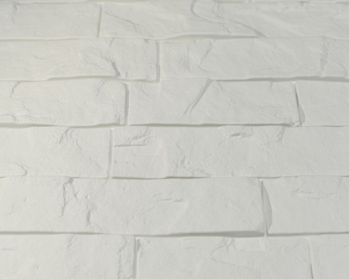 Nahaufnahme einer weißen Wandverkleidung in Ziegeloptik