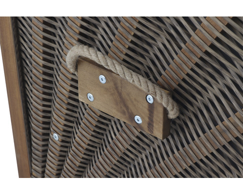 Detailansicht eines geflochtenen Möbelstücks mit Holzrahmen und Seilgriffen