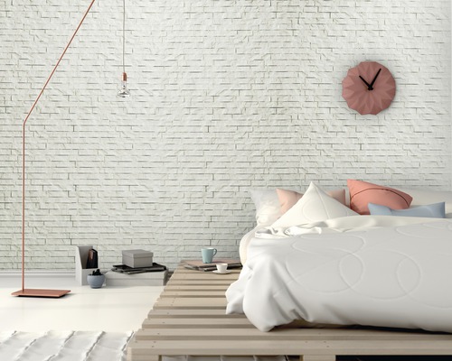 Schlafzimmer mit Bett auf Holzpalette, Wanduhr und Stehlampe