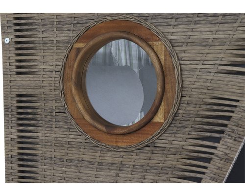 Detailansicht eines runden Fensters mit Holzrahmen in einem geflochtenen Möbelstück
