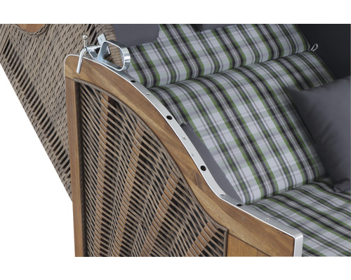 Detailansicht eines Strandkorbs mit karierten Kissen und Holzrahmen