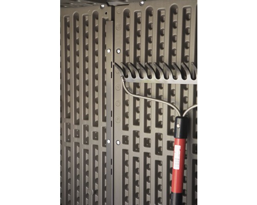 Detailansicht einer Gartengerätehalterung in einem Gerätehaus mit Harke.