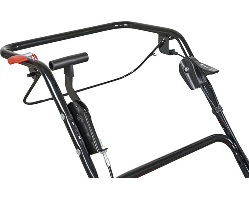 Detailaufnahme der Bedienelemente eines Rasenmähers