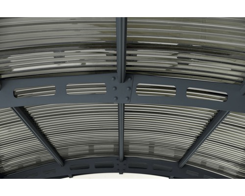 Nahaufnahme einer Terrassenüberdachung mit Metallelementen