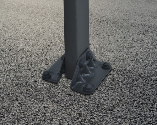 Detailansicht eines Pfostenfußes mit Befestigungsschrauben