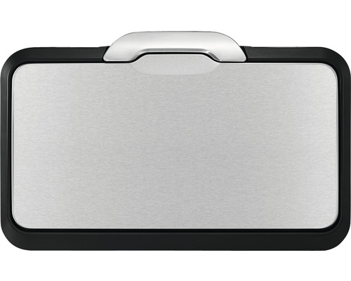 Blick auf eine Edelstahl Mülltonne mit schwarzem Rand und einem silbernen Griff