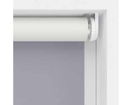 Rollo mit Halterung im Fensterrahmen