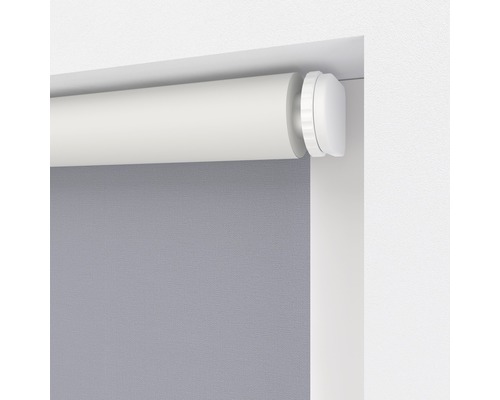 Rollo mit Halterung an einem Fenster