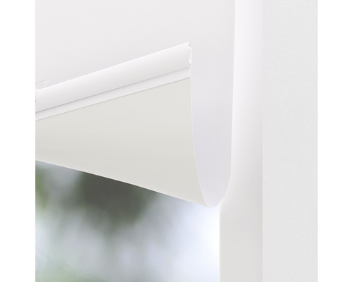 Detailansicht eines weißen Rollos am Fenster