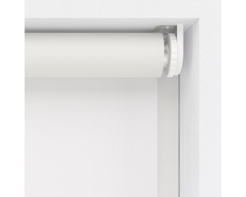 Detailansicht eines weißen Rollos zur Fensterdekoration