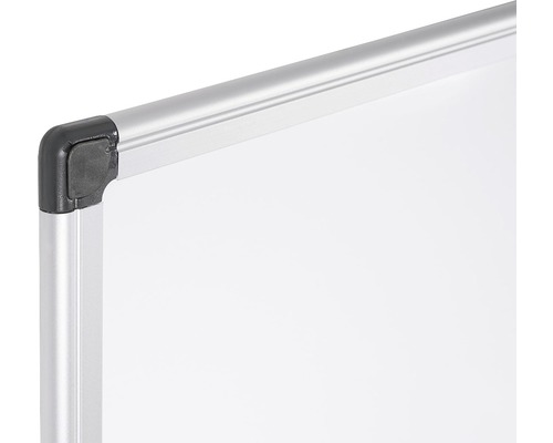 Detailansicht einer Whiteboard-Ecke mit silberfarbenem Rahmen und Eckverbinder