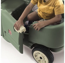 Kind sitzt in einem Step2 Jeep Wrangler Kinderauto