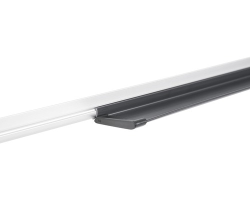 Detailaufnahme eines Aluminiumprofils mit Kunststofflippe für den Innenausbau