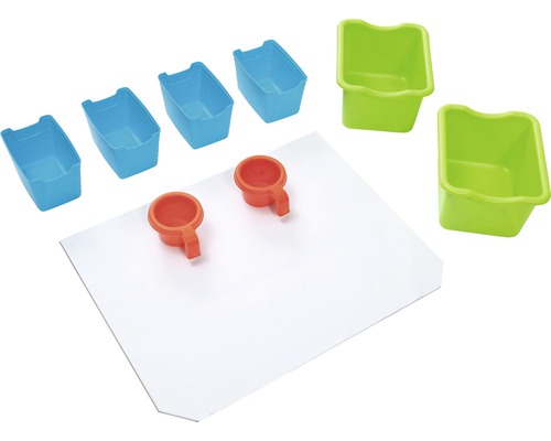 Farbenbecher mit Zubehör auf weißem Untergrund