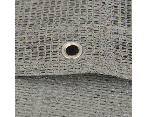 Detailaufnahme einer grauen Windschutzblende mit Öse