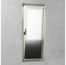 Fenster mit Faltrollo für den Sichtschutz