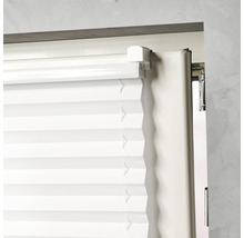 Nahaufnahme einer weißen Faltjalousie zur Fensterdekoration und zum Sonnenschutz