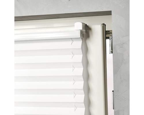 Nahaufnahme einer weißen Faltjalousie zur Fensterdekoration und zum Sonnenschutz