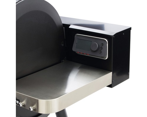 Detailansicht eines Grills mit digitaler Steuerung und Ablagefläche.