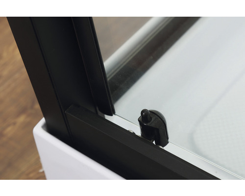 Detailansicht einer Duschkabine mit schwarzem Rahmen und transparentem Glas