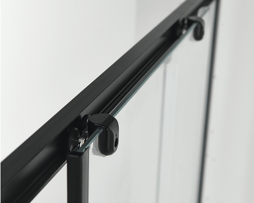 Detailansicht einer Duschkabine mit Schiebetür und schwarzem Rahmen