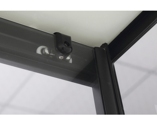 Detailansicht eines Duschkabinenrahmens mit Gleitmechanismus