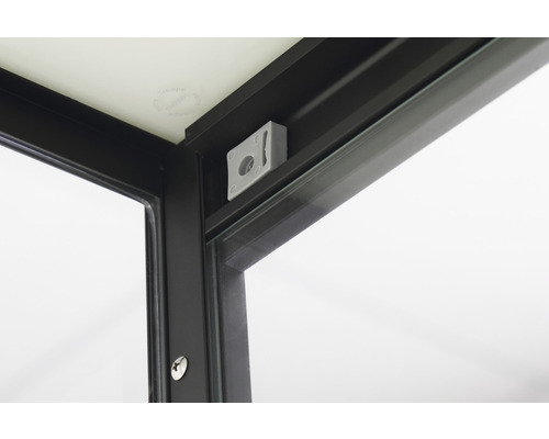 Detailansicht eines Fensterrahmens mit Befestigungselement.