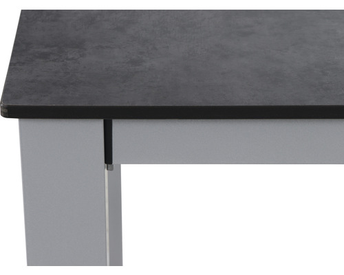 Detailansicht eines Esstisches mit grauer Tischplatte und grauem Gestell