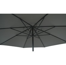 Detailansicht eines Sonnenschirms mit Streben und Bezug