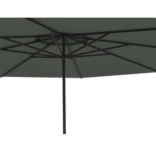 Detailansicht eines rechteckigen Sonnenschirms mit Metallgestell