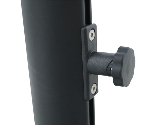 Detailansicht einer Schraube an einem schwarzen Bauteil