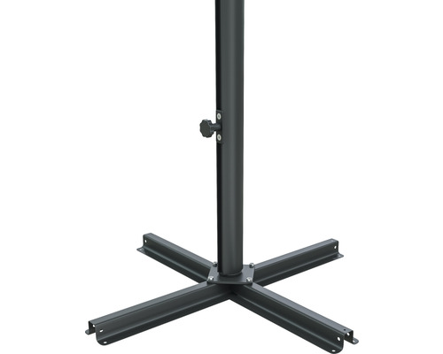 Schirmständer aus Metall mit vierbeiniger Basis und feststellbarer Stange.